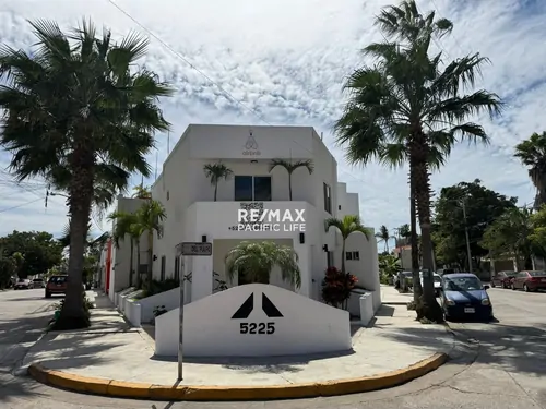 Casa en renta con negocio de hospedaje en Sábalo Country
