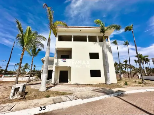 Casa en venta frente al mar en Club Palmas