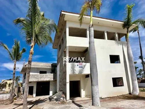 Casa en venta frente al mar en Club Palmas