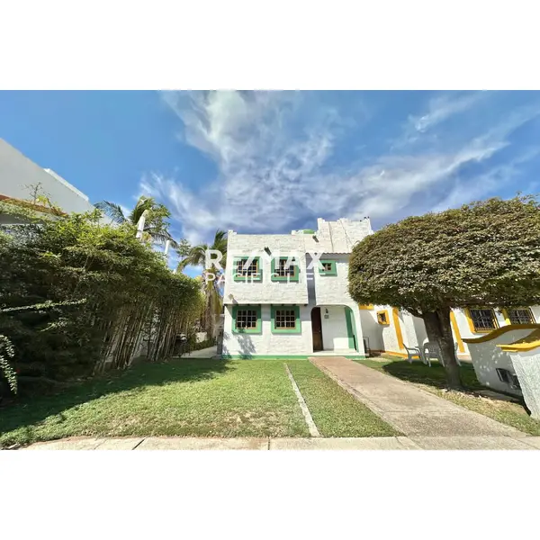 Casa en venta en Quintas del Mar con roof y albercas