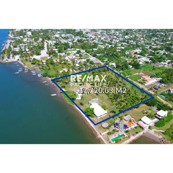 Finca frente a la playa en venta en Teacapán