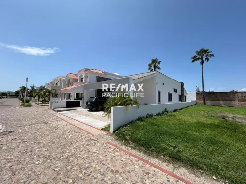 Casa de 2 Recámaras con Alberca Privada en Club Real