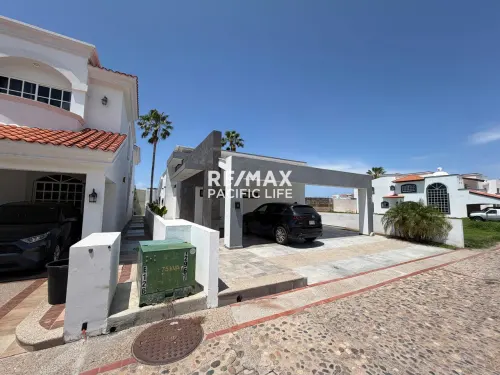 Casa de 2 Recámaras con Alberca Privada en Club Real