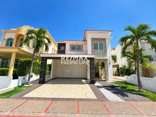 Casa amplia de 4 recámaras en Club Real