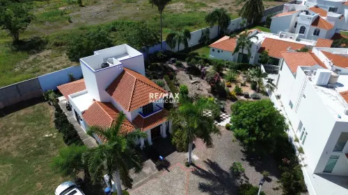 Casa en venta en Club Real, Mazatlán con terreno adicional