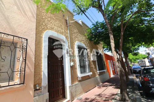 Casona en venta en el Centro de Mazatlán con doble acceso