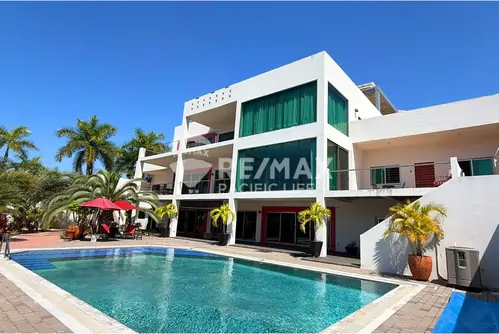 Casa en venta en Teacapán con 6 suites y piscina